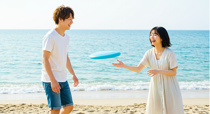 海辺ではしゃぐカップル
