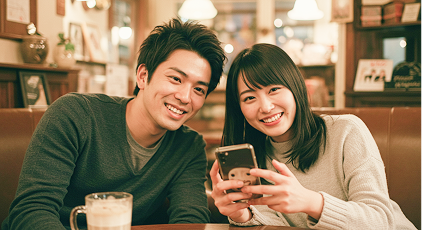 二人でスマホを見る